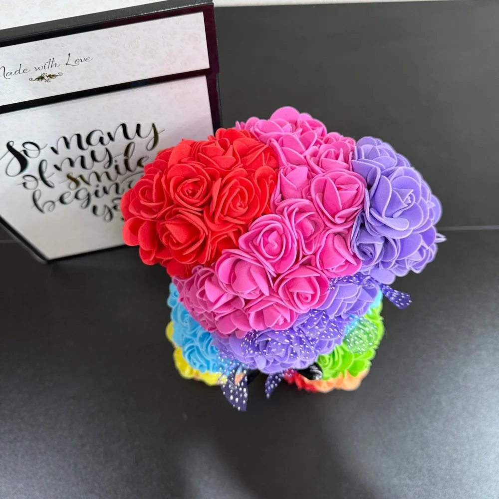 Trésors de Charme Rainbow Rose Bear Artificial Flower Teddy Bear in Gift Box